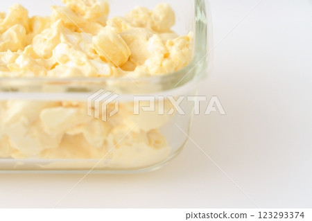 美味的奶油通心粉和雞蛋沙拉(用於三明治、早餐等) - 3:2 美味的奶油通心粉和雞蛋沙拉(用於三明治、早餐等) - 3:2 123293374