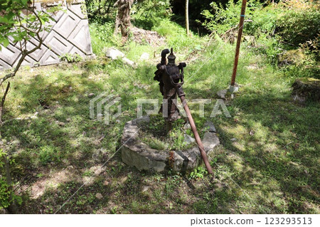 兵庫縣丹波市高山寺院內的水泵 兵庫縣丹波市高山寺院內的水泵 123293513
