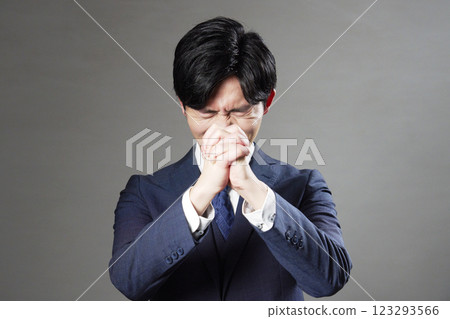 商人懇求黑色背景 123293566