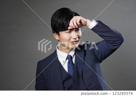 商人用手摀住額頭，發燒，黑色背景 123293574