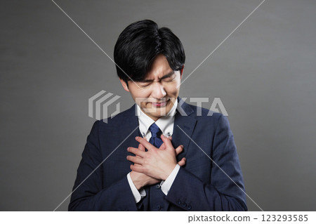 胸痛的商人，黑色背景 123293585