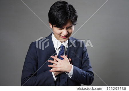 胸痛的商人，黑色背景 123293586