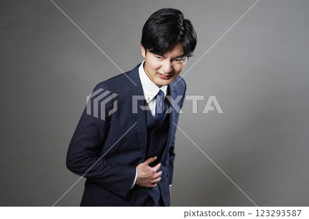 商人胃痛黑色背景 123293587