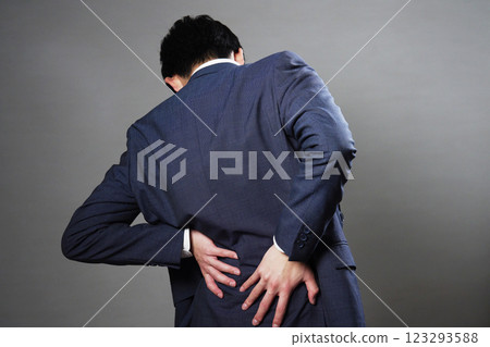 商人背痛背視黑色背景 123293588