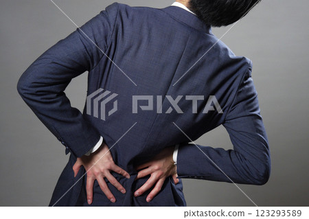 商人背痛背視黑色背景 123293589