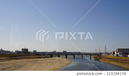 從南海高野線的車窗欣賞大和川的景色 123294139