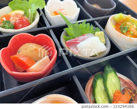 Beautifully arranged Japanese food in many small bowls, Japanese cuisine, Shokado bento, assorted appetizers Beautifully arranged Japanese food in many small bowls, Japanese cuisine, Shokado bento, assorted appetizers 123294168