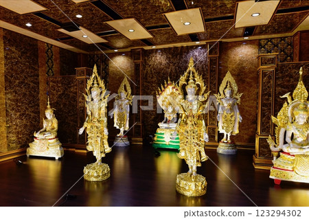 the gold buddha statue in the temple 123294302