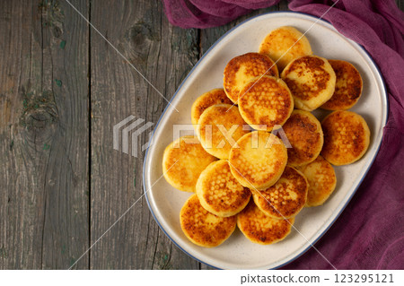 Delicious cheesecakes in a oval plate, top view Delicious cheesecakes in a oval plate, top view 123295121