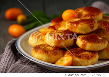 Delicious cheesecakes with delicious kumquats and citrus jam, close-up 123295132