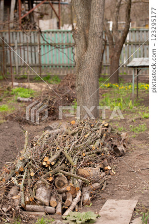 Construction of a high bed according to permaculture principles Construction of a high bed according to permaculture principles 123295177