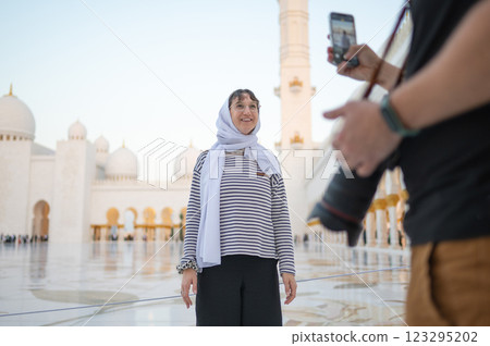 Photographer Capturing a Woman at Sheikh Zayed Grand Mosque in Abu Dhabi 123295202