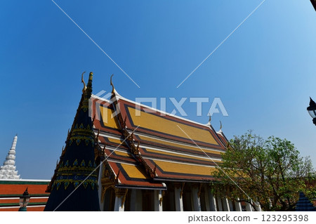 buddhist temple roof with blue sky 123295398