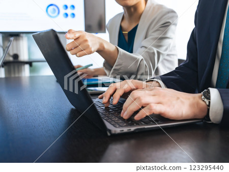 Group of business people having a meeting 123295440