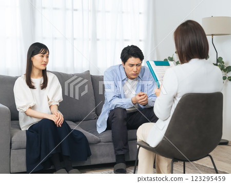 陷入困境的夫妻接受輔導員的諮商、夫妻諮商、夫妻治療 123295459