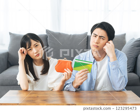 一對憂心忡忡的夫婦拿著錢包和存摺 一對憂心忡忡的夫婦拿著錢包和存摺 123295473