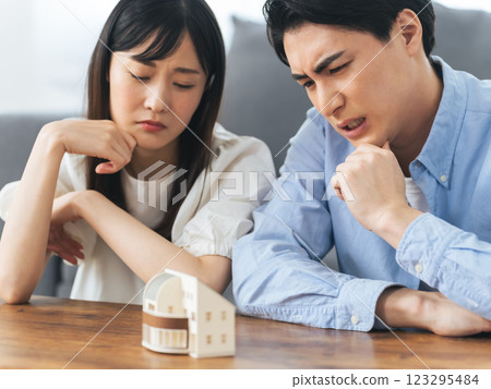 一對夫婦正在參觀樣品房 123295484