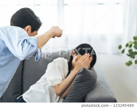 男子試圖毆打婦女 DV 家庭暴力 123295489