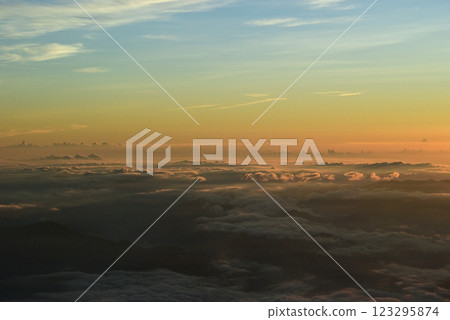 Dawn seen from Mt. Fuji 1 123295874
