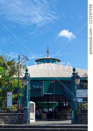 The covered market of Saint-Pierre de la Reunion 123297498