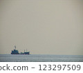 多雲天氣下，一艘船漂浮在海面上 123297509