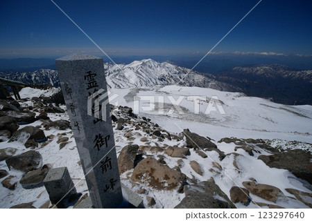 晴朗天氣下的白山山頂 123297640