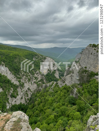 Beautiful mountain scenery and green forest from the top of the cliff 123298047