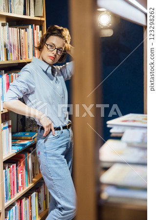 Female librarian in glasses reading a book 123298262