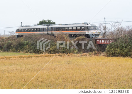 [Miyatoyo Line] Rapid train running through the countryside of Shigure 123298288