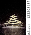 Matsumoto Castle covered in snow 123298487