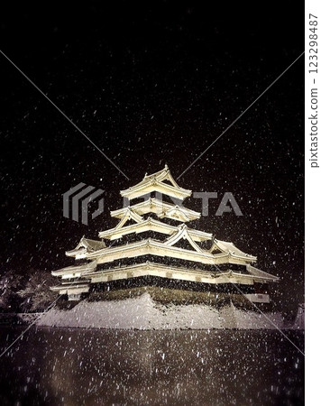 Matsumoto Castle covered in snow Matsumoto Castle covered in snow 123298487