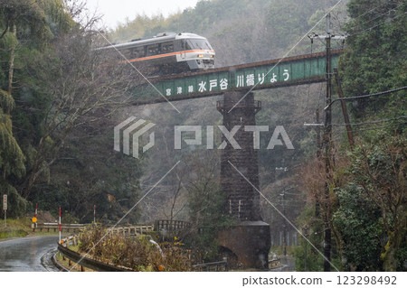 [Miyatoyo Line] Limited Express Tango Relay passing Mitoya River Bridge in the rain 123298492