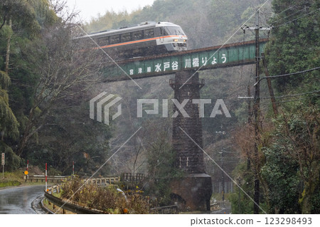 [Miyatoyo Line] Limited Express Tango Relay passing Mitoya River Bridge in the rain 123298493