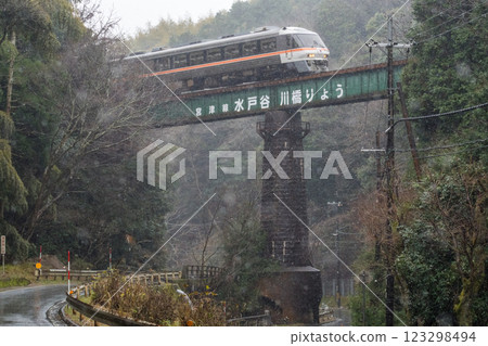 [Miyatoyo Line] Limited Express Tango Relay passing Mitoya River Bridge in the rain 123298494