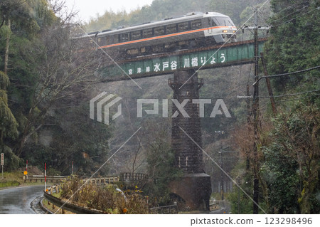 [Miyatoyo Line] Limited Express Tango Relay passing Mitoya River Bridge in the rain 123298496