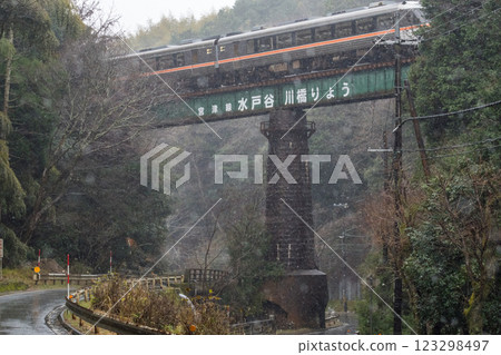[Miyatoyo Line] Limited Express Tango Relay passing Mitoya River Bridge in the rain 123298497