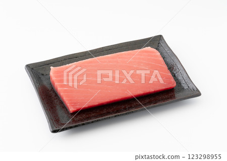 大眼鮪魚牛排在盤子上 大眼鮪魚牛排在盤子上 123298955