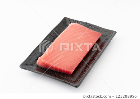 大眼鮪魚牛排在盤子上 123298956