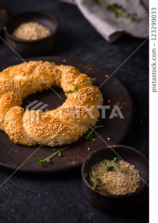 Traditional Turkish bagel simit with sesame 123299033