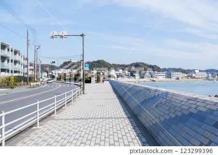 [Kamakura Seaside Park] Coastal street in the Yuigahama area 123299396