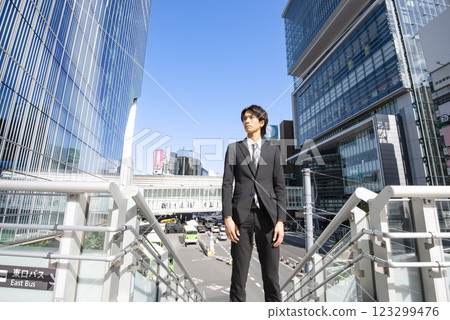 一個令人耳目一新的年輕商人澀谷 123299476