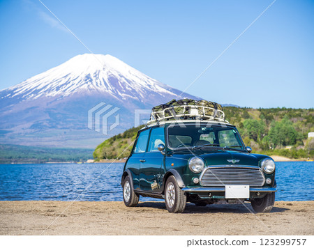 山中湖、富士山和經典車 山中湖、富士山和經典車 123299757