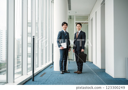 兩位商人的全身畫像 123300249