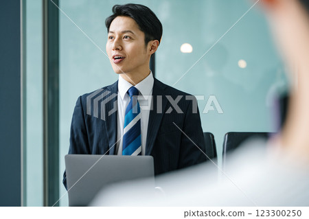 商人在大廳工作時等候 商人在大廳工作時等候 123300250