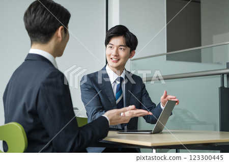 年輕商人在會議上解釋 123300445