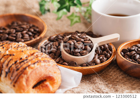 breakfast bread and coffee 123300512