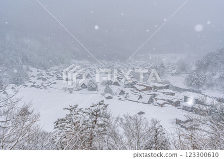 下雪的冬天的白川鄉 下雪的冬天的白川鄉 123300610