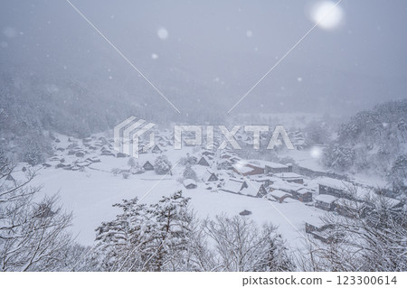 下雪的冬天的白川鄉 123300614