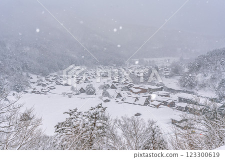 下雪的冬天的白川鄉 下雪的冬天的白川鄉 123300619