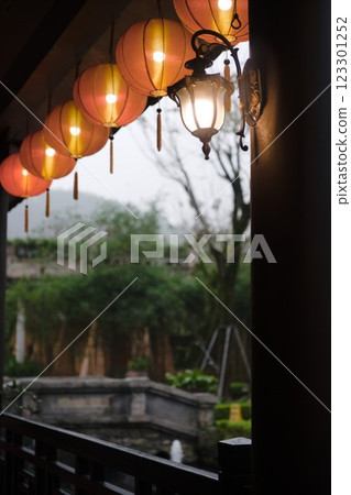 retro lanterns 123301252
